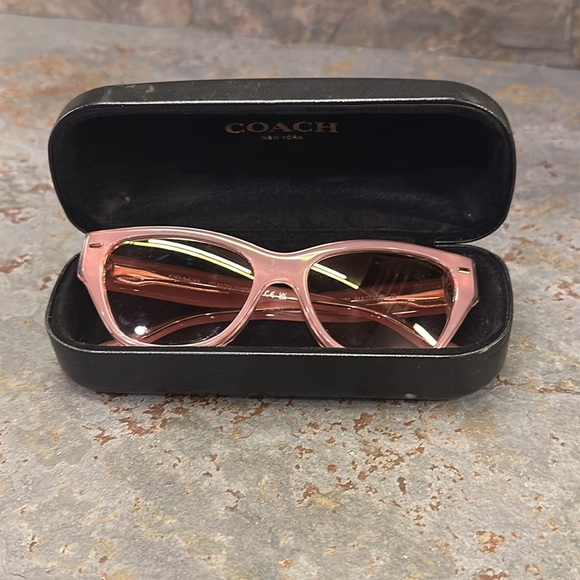 Coach CH570 sunglasses in milky pink/transparent pink frame cat eye shape - Picture 2 of 8
